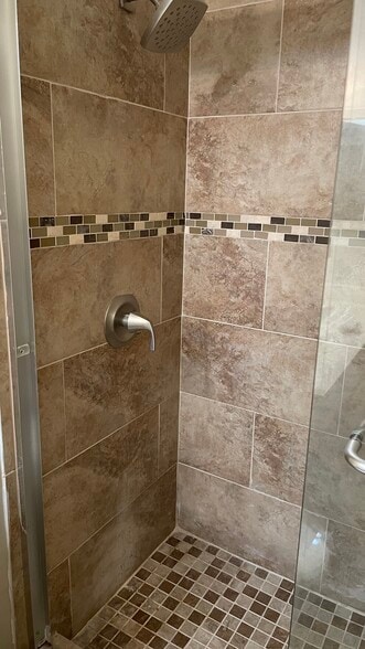Building Photo - 2403 Hemlock Dr