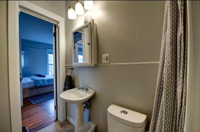 Building Photo - Beautiful two story unit with Victorian charm