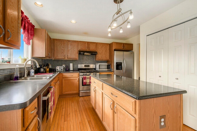 Building Photo - 7848 Trotters Park St