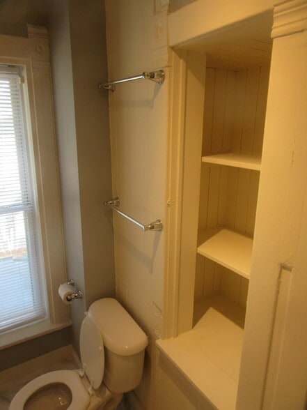 Building Photo - 307 W Columbia Ave