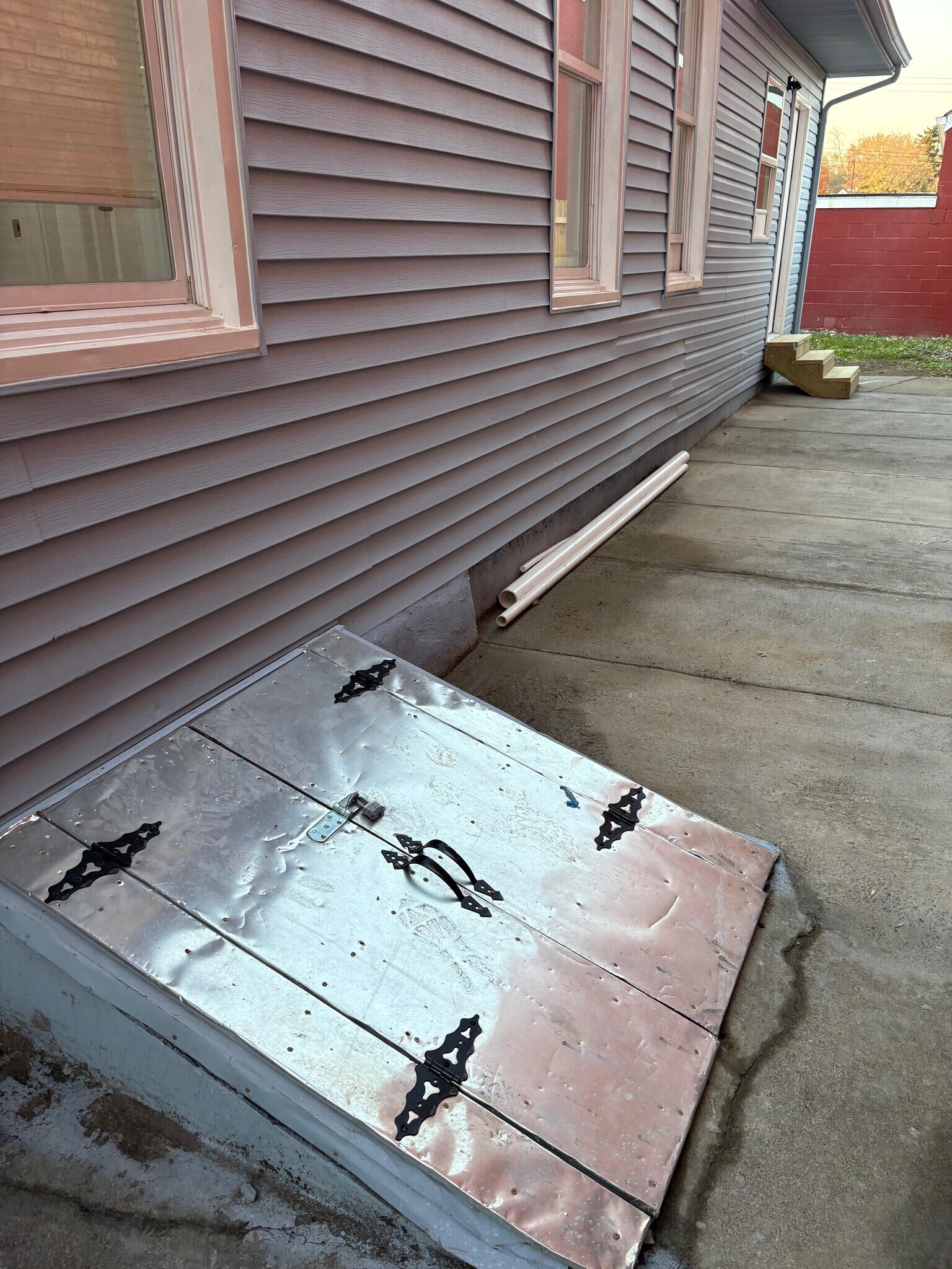 Building Photo - 230 E 10th St