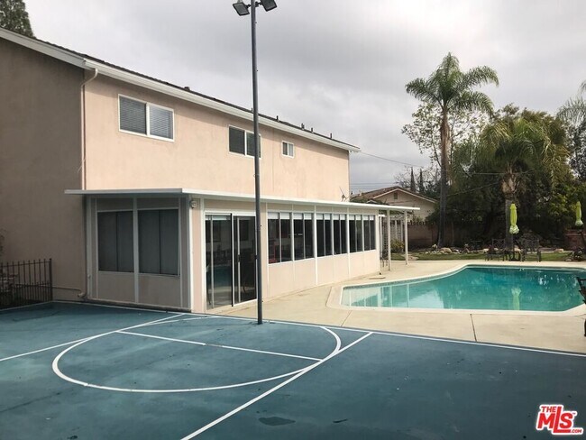 Building Photo - 8031 Melba Ave
