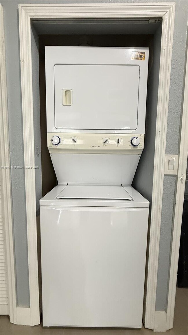 Building Photo - 1692 SE 29th Ct