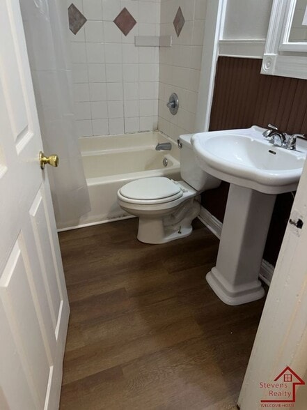 Building Photo - 712 Bronson St