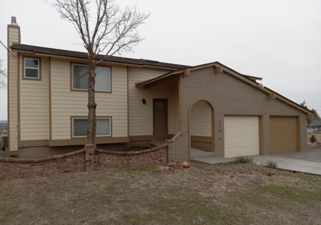 Building Photo - Amazing Private home with views 4-bedroom 2 bath, 2 car garage