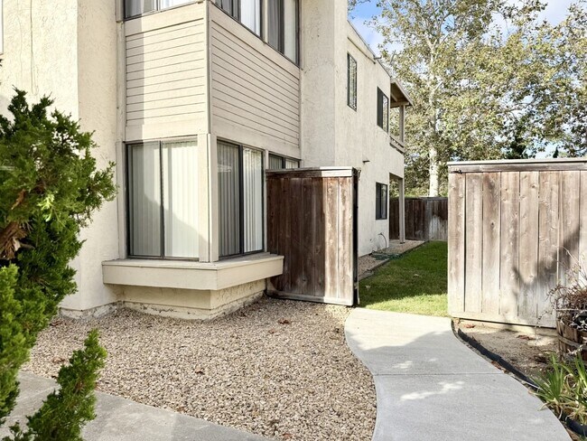 Building Photo - Lower Level w/ Private Fenced Yard!