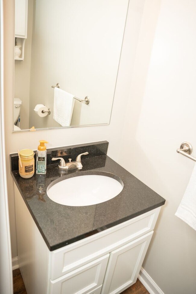 Building Photo - Charming 3 Bedroom, 1.5 Bath Townhome - EL...