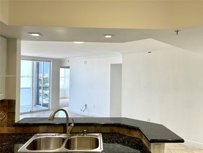 Building Photo - 1800 Sunset Harbour Dr