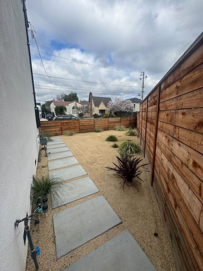 Building Photo - Bright & Spacious 4-Bedroom Home in Oakland!