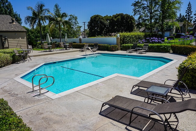 Building Photo - Wonderful 2 bedroom / 2.5 bath Home in Pla...