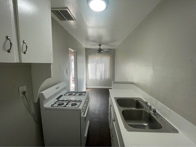 Building Photo - 1001-07 Banning Blvd., 339-351 Opp St.