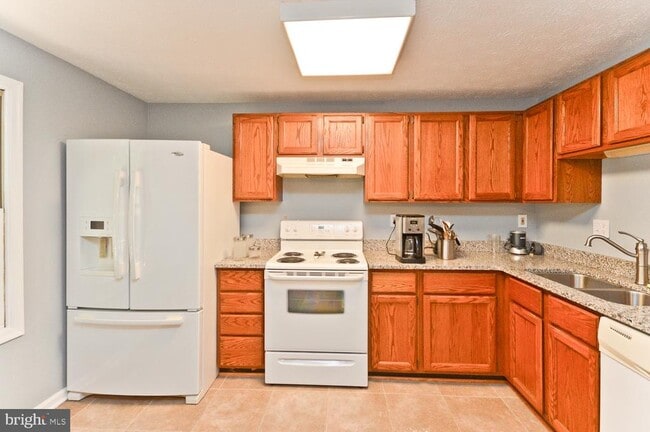 Building Photo - 9505 Baroness Ct