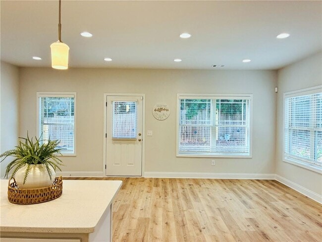 Building Photo - 1089 N Village Dr