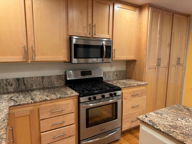Building Photo - Beautiful single level townhome in Pleasant Hill with 2 car attached garage!