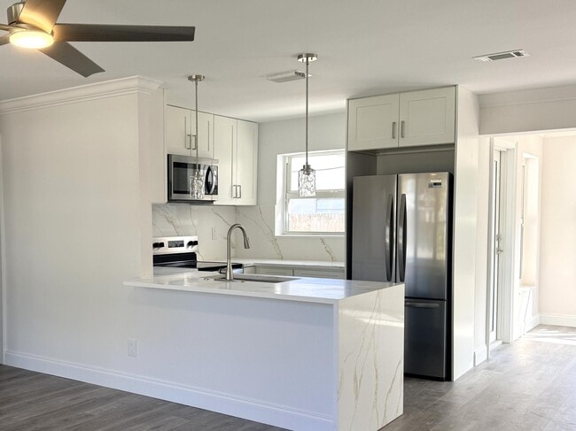 Building Photo - 442 SW 14th Ct