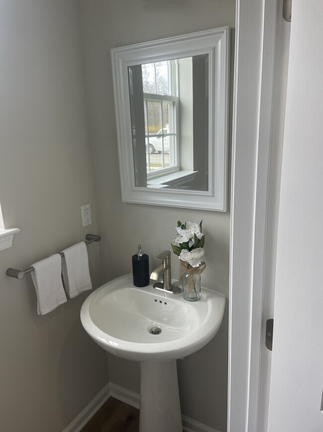 Building Photo - 385 N Tuckahoe Rd