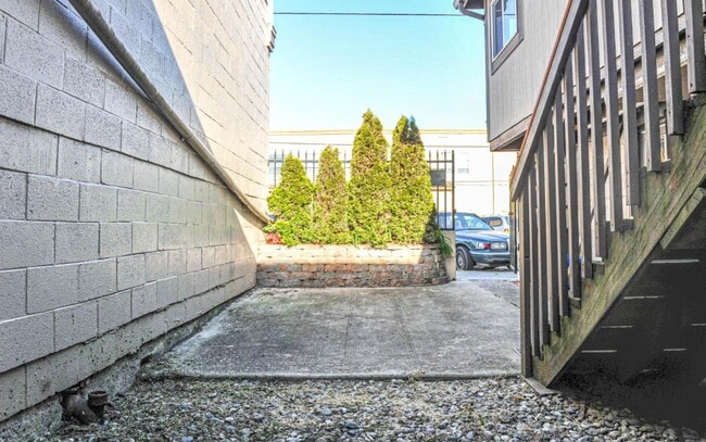 Building Photo - 121 N Wasson St