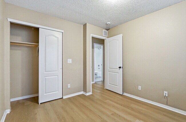 Building Photo - 732 Desert Sage Dr