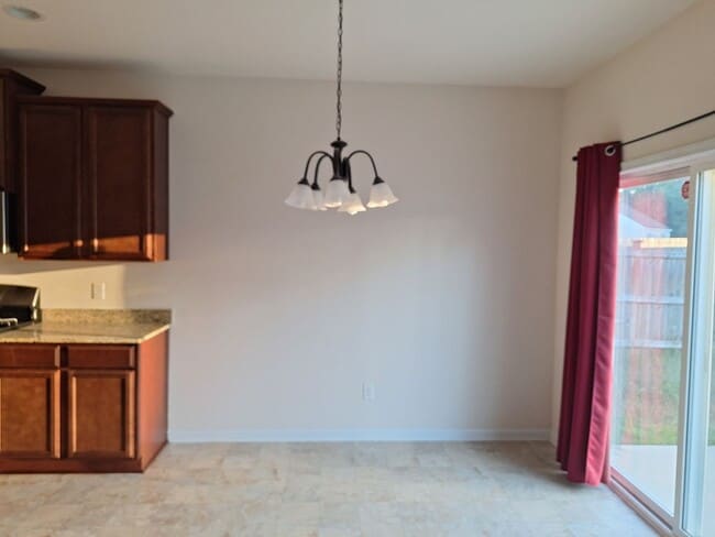 Building Photo - Wonderful Three Bedroom Home in Northeast ...