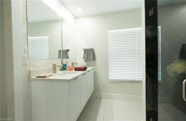 Building Photo - 261 Richmond Ave S