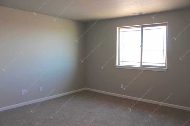 Building Photo - 3 BR home in Northwest Redmond w/ Mountain Views