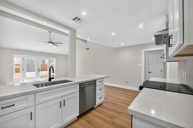 Building Photo - 5743 Ludington Dr