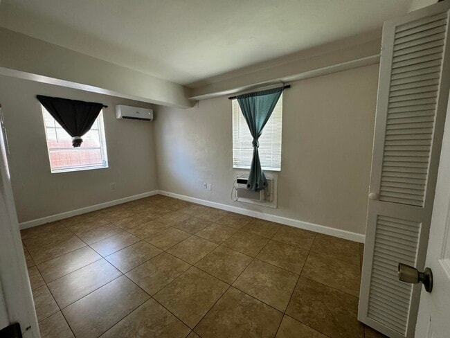 Building Photo - 1681 NE 51st Ct
