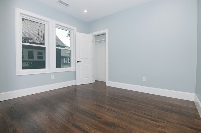 Building Photo - No Brokers Fee. InUnit Washer/Dryer, centr...