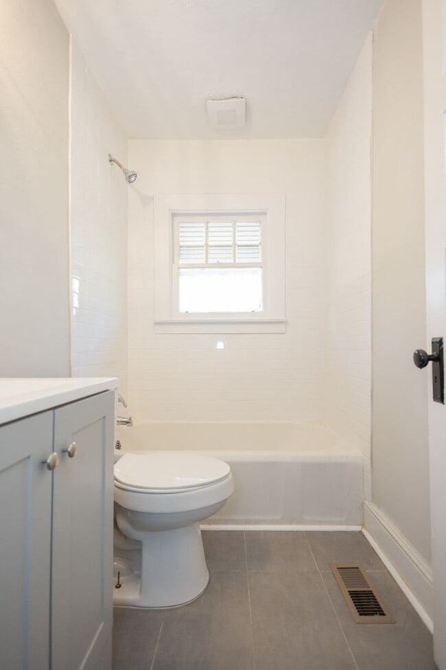 Building Photo - 907 W Broad St