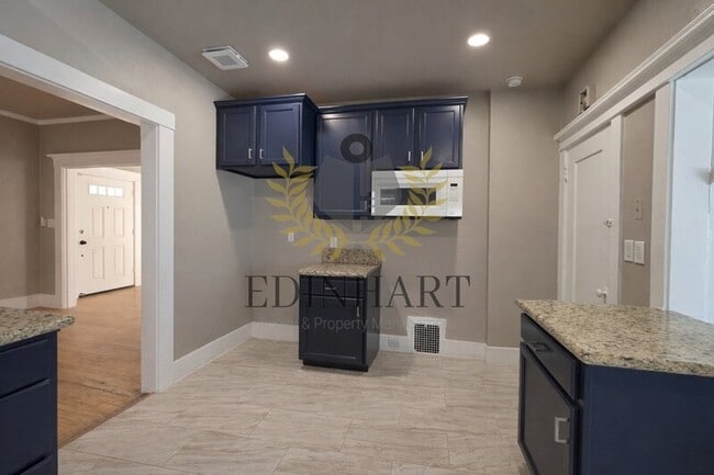 Building Photo - 1105 N College Ave