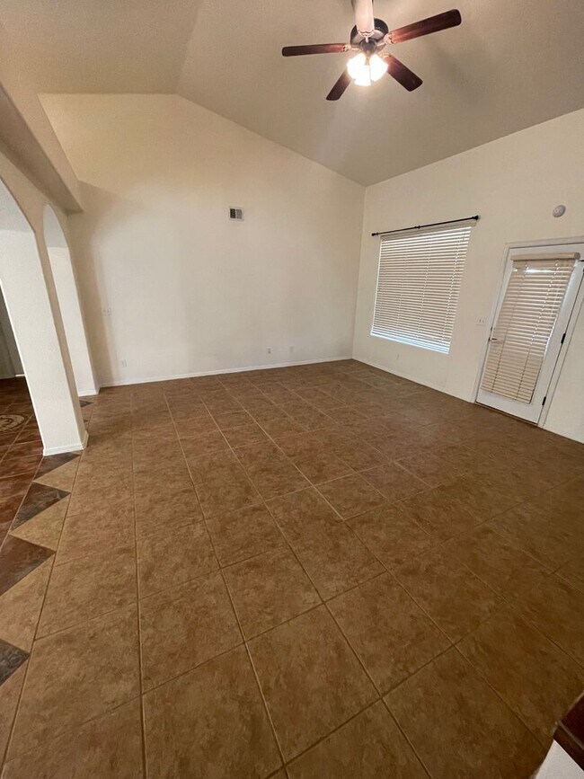 Building Photo - Lovely 4 Bedroom/2 Bath home in Parkhill E...