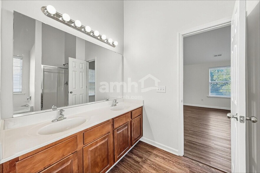 Building Photo - 1010 Golden Crest Dr