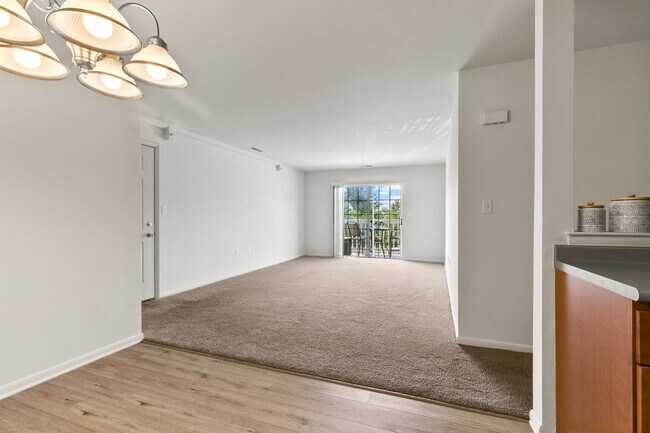 Building Photo - Two Bedroom Contemporary Style Apartment o...