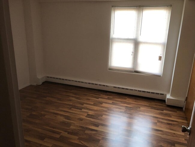 Building Photo - 2600 W Berwyn Ave