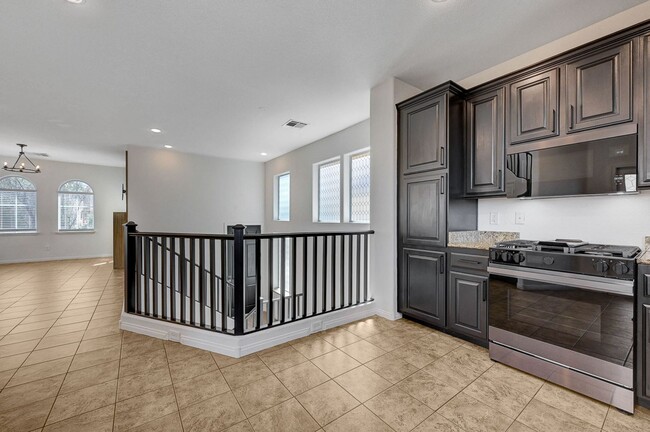 Building Photo - Stylish Tri-Level Home/Tandem Garage in Henderson