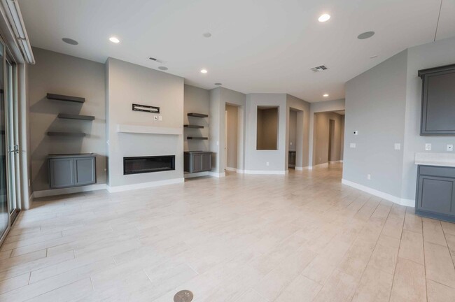 Building Photo - Stunning 3 Bedroom One Story home in Summe...