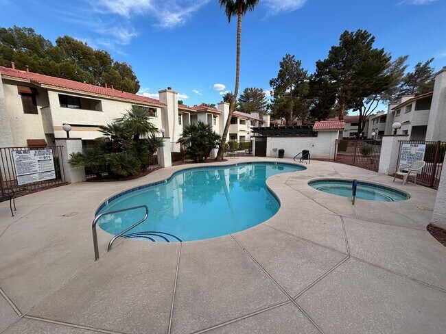 Building Photo - Gorgeous condo is a spacious 2Bed/2Bath un...