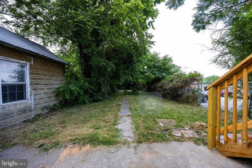 Building Photo - 209 E Martin St