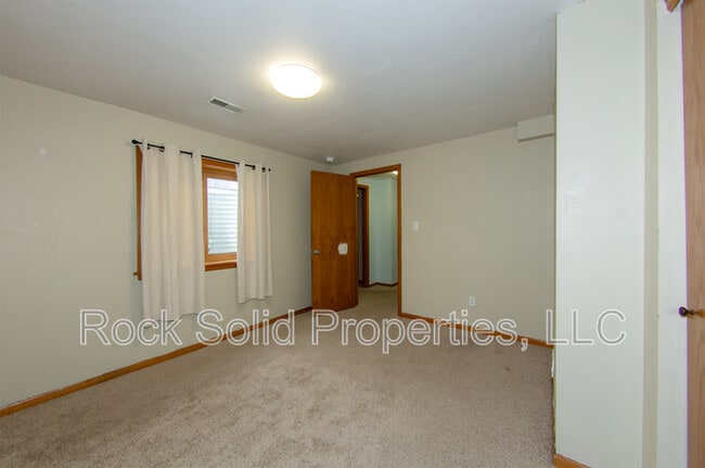 Building Photo - 5027 Green River St