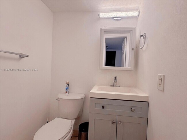 Building Photo - 1817 S Ocean Dr
