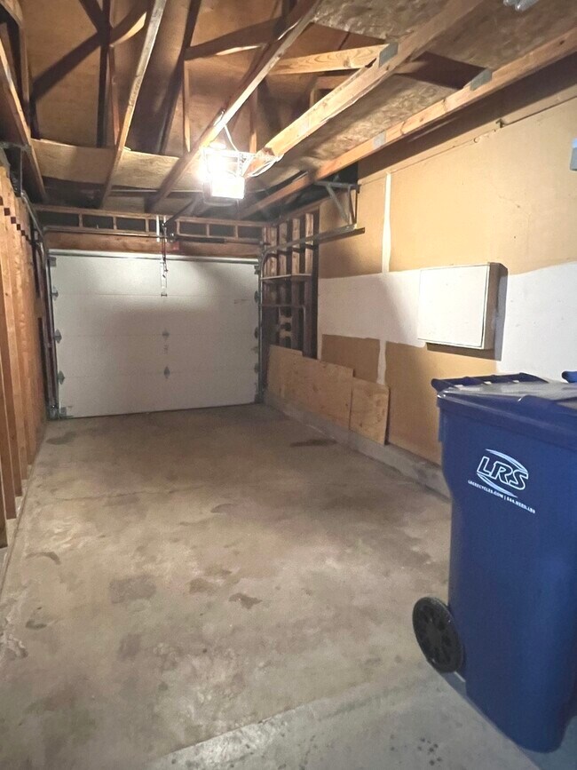 Building Photo - 225 Deerpath Ct