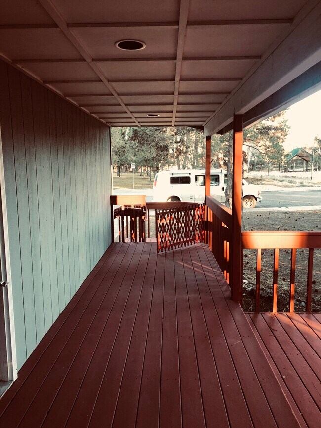 Building Photo - 1075 SE Castlewood Dr