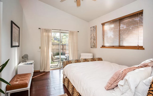 Building Photo - Single Level 2 Bed/2 Bath Townhome in Old ...