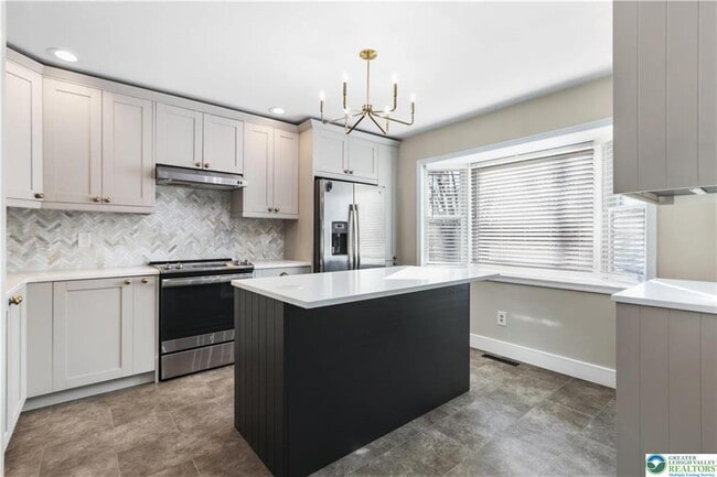 Building Photo - 1885 Redwood Dr