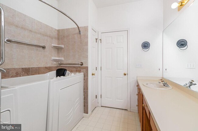 Building Photo - 660 Springhouse Ln