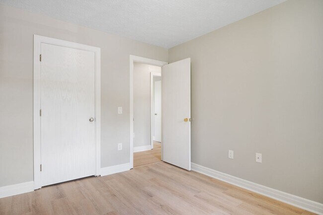 Building Photo - 3 bed/ 2 1/2 bath pet friendly fenced yard