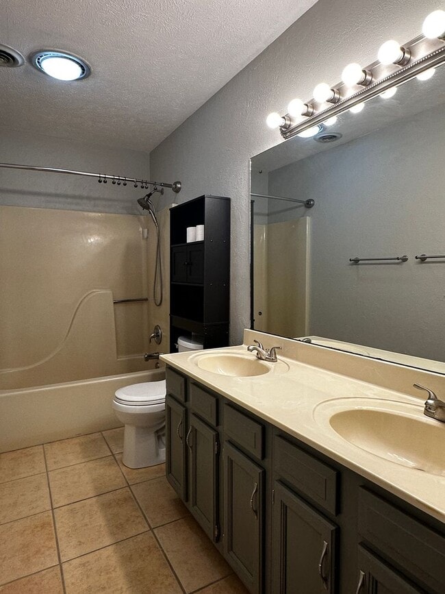 Building Photo - 2 Bedroom/2.5 Bath in Lyn Mar Downs