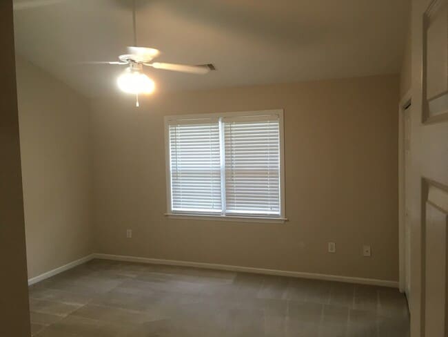 Building Photo - 220 Logmont Trace