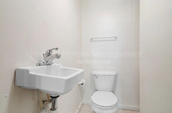 Building Photo - 4652 N Kenwood Ave