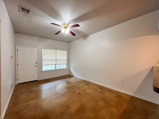 Building Photo - 1080 Rainbow Dr